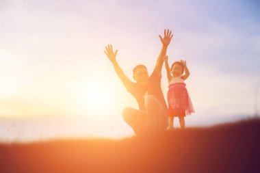 Babam bebeği alıp gün batımında yürümeyi öğrendi..