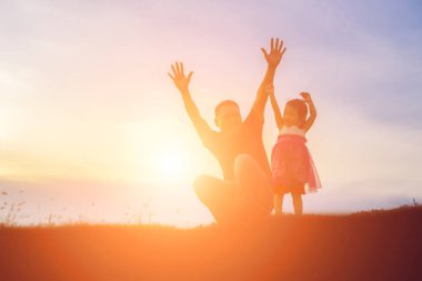 Babam bebeği alıp gün batımında yürümeyi öğrendi..