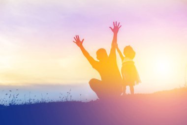 Babam bebeği alıp gün batımında yürümeyi öğrendi..