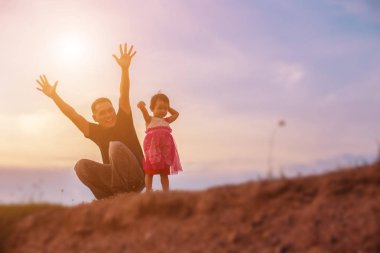 Babam bebeği alıp gün batımında yürümeyi öğrendi..