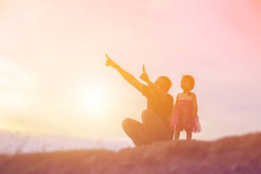 Babam bebeği alıp gün batımında yürümeyi öğrendi..