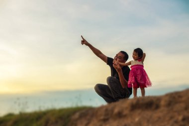 Babam bebeği alıp gün batımında yürümeyi öğrendi..