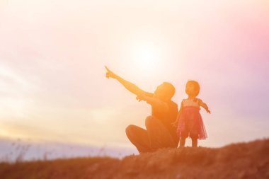 Babam bebeği alıp gün batımında yürümeyi öğrendi..