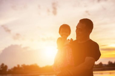 Babam bebeği alıp gün batımında yürümeyi öğrendi..