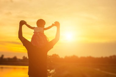 Babam bebeği alıp gün batımında yürümeyi öğrendi..