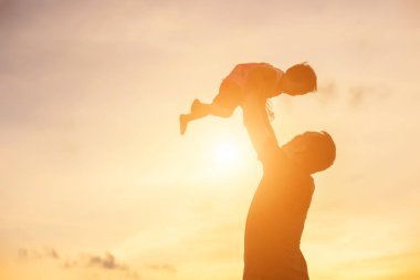 Babam bebeği alıp gün batımında yürümeyi öğrendi..