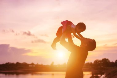 Babam bebeği alıp gün batımında yürümeyi öğrendi..