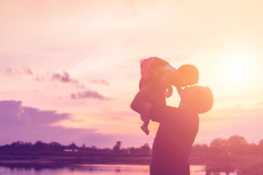 Babam bebeği alıp gün batımında yürümeyi öğrendi..