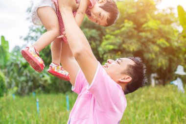 Sırtlama baba ve bebek