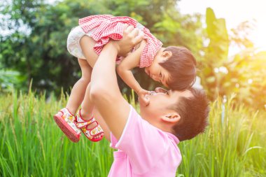 Sırtlama baba ve bebek