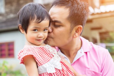 Sırtlama baba ve bebek