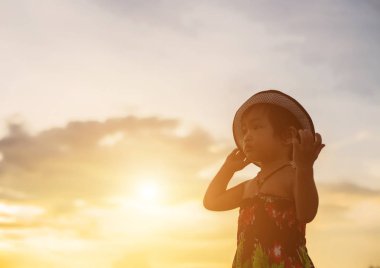 Çocuk siluet, çocuğun sevinç anlar. Doğa günbatımı