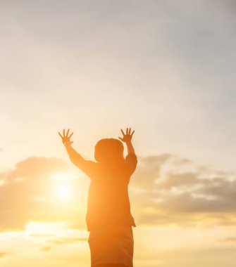 Genç kadın onun başarı, hayatta başarı kavramı için kaldırsın.