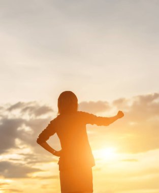 Genç kadın onun başarı, hayatta başarı kavramı için kaldırsın.