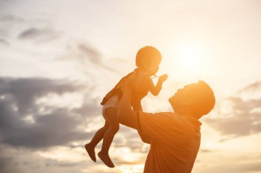 Babam bebeği alıp gün batımında yürümeyi öğrendi..