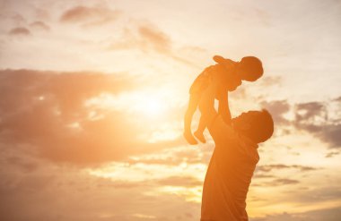 Babam bebeği alıp gün batımında yürümeyi öğrendi..