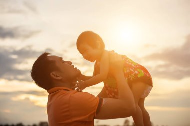 Babam bebeği alıp gün batımında yürümeyi öğrendi..