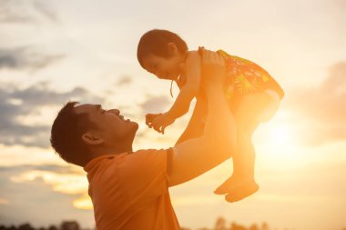 Babam bebeği alıp gün batımında yürümeyi öğrendi..