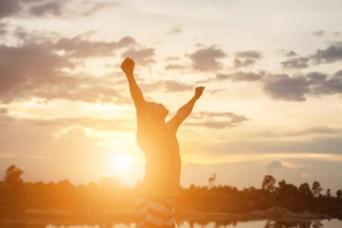 Günbatımındaki adam