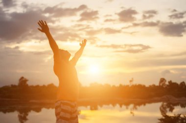 Günbatımındaki adam