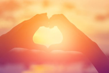 Güneş için eller şekilli.