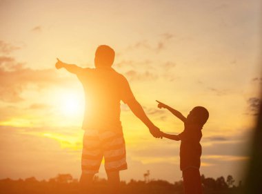 mutlu baba bebek günbatımında atar. 