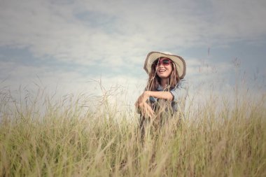 Yalnız bir çim açık havada, üzüntü oturan üzgün genç kız. Yalnızlık