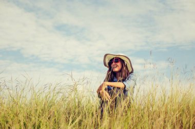 Yalnız bir çim açık havada, üzüntü oturan üzgün genç kız. Yalnızlık