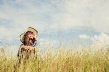 Yalnız bir çim açık havada, üzüntü oturan üzgün genç kız. Yalnızlık