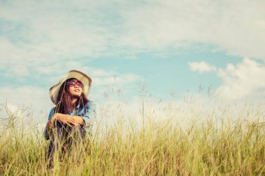 Yalnız bir çim açık havada, üzüntü oturan üzgün genç kız. Yalnızlık
