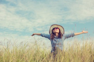 Yalnız bir çim açık havada, üzüntü oturan üzgün genç kız. Yalnızlık