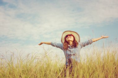 Yalnız bir çim açık havada, üzüntü oturan üzgün genç kız. Yalnızlık