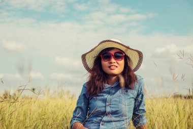 Yalnız bir çim açık havada, üzüntü oturan üzgün genç kız. Yalnızlık