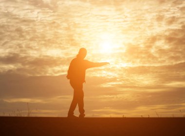 Günbatımındaki adam