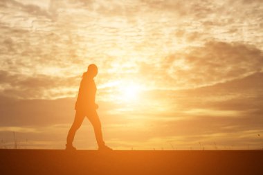 Günbatımındaki adam