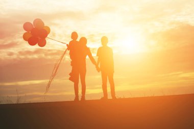 Kardeş ve kardeş silueti,Çocuğun neşe anları. Doğa günbatımı nda