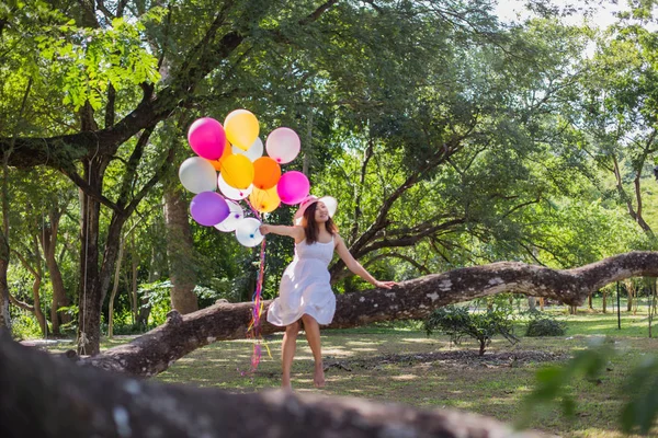 Giovane Ragazza Adolescente Seduta Albero Tenendo Palloncini Mano — Foto Stock