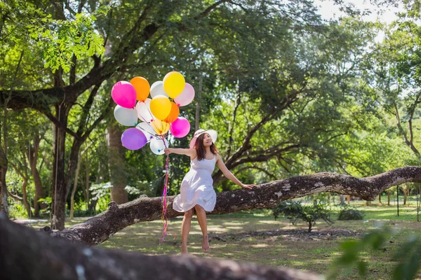 Giovane Ragazza Adolescente Seduta Albero Tenendo Palloncini Mano — Foto Stock