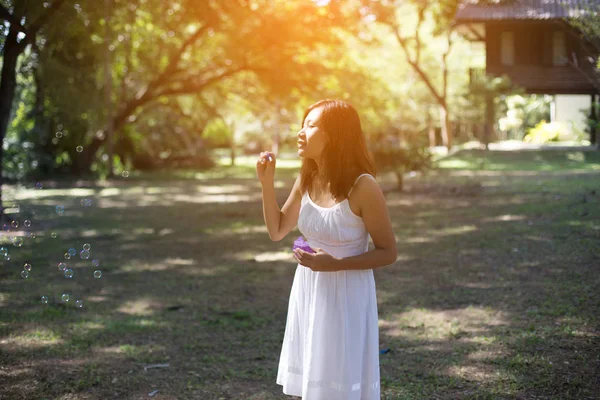 Una Bella Donna Che Soffia Bolle — Foto Stock