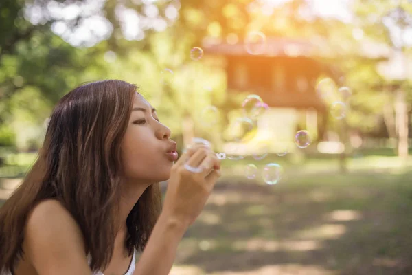 Una Bella Donna Che Soffia Bolle — Foto Stock