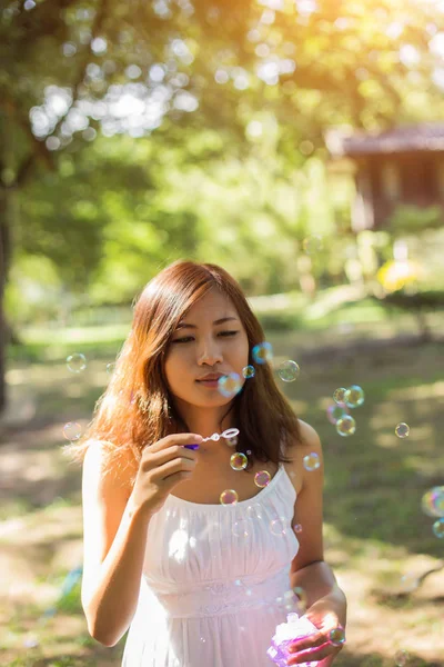 Una Bella Donna Che Soffia Bolle — Foto Stock