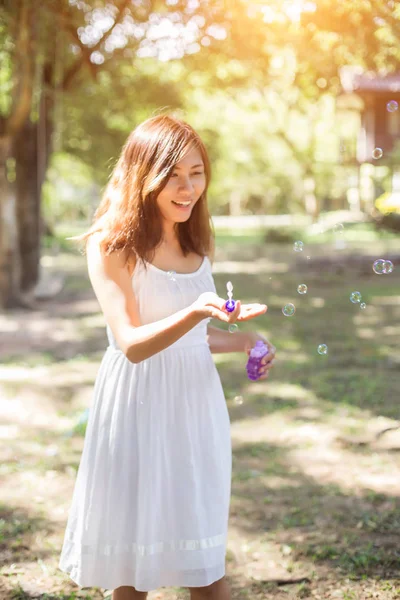 Una Bella Donna Che Soffia Bolle — Foto Stock