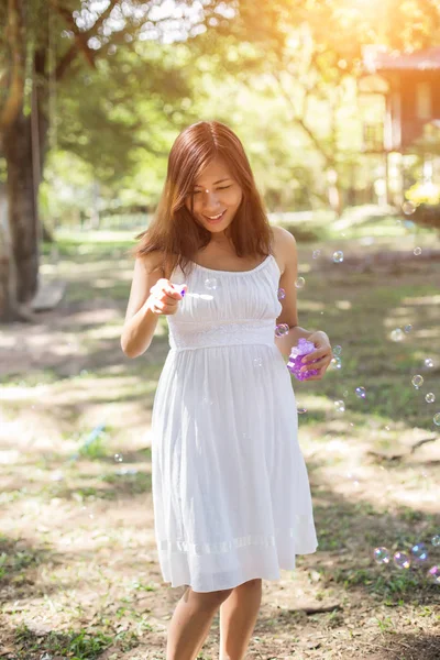 Una Bella Donna Che Soffia Bolle — Foto Stock