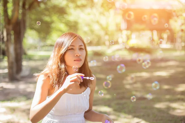 Una Bella Donna Che Soffia Bolle — Foto Stock