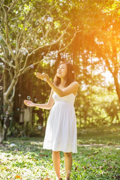 Ragazza Soffiando Bolle All Aperto — Foto Stock