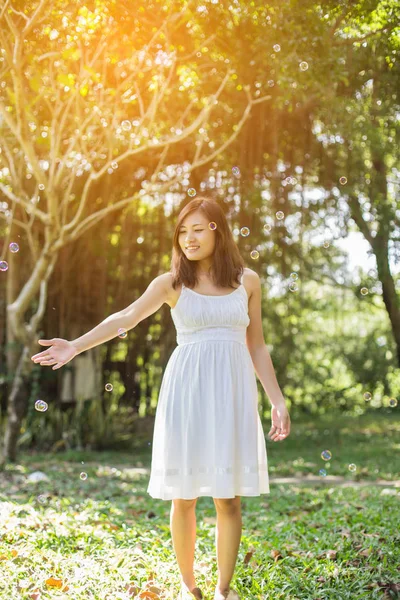 Ragazza Soffiando Bolle All Aperto — Foto Stock