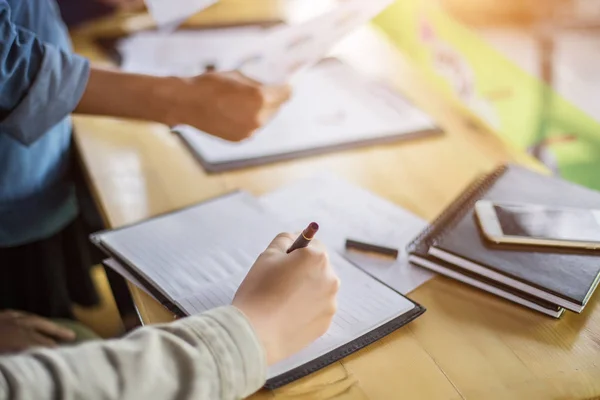 Squadra Lavoro Che Lavora Sul Computer Portatile Mentre Seduto Ufficio — Foto Stock