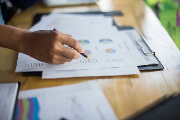 Business Team Som Arbetar Bärbar Dator Medan Sitter Kontoret Affärsmän — Stockfoto