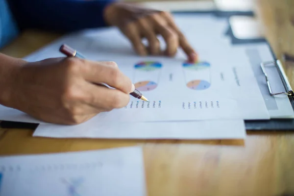 Business Team Som Arbetar Bärbar Dator Medan Sitter Kontoret Affärsmän — Stockfoto