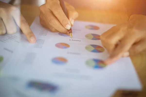 Business Team Som Arbetar Bärbar Dator Medan Sitter Kontoret Affärsmän — Stockfoto